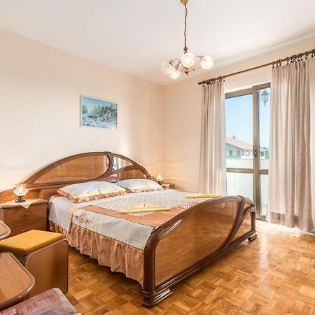 Beautiful Home In Visnjan With Wifi Εξωτερικό φωτογραφία