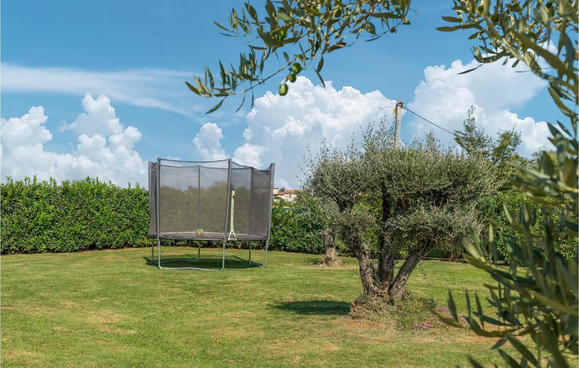 Beautiful Home In Visnjan With Wifi Εξωτερικό φωτογραφία